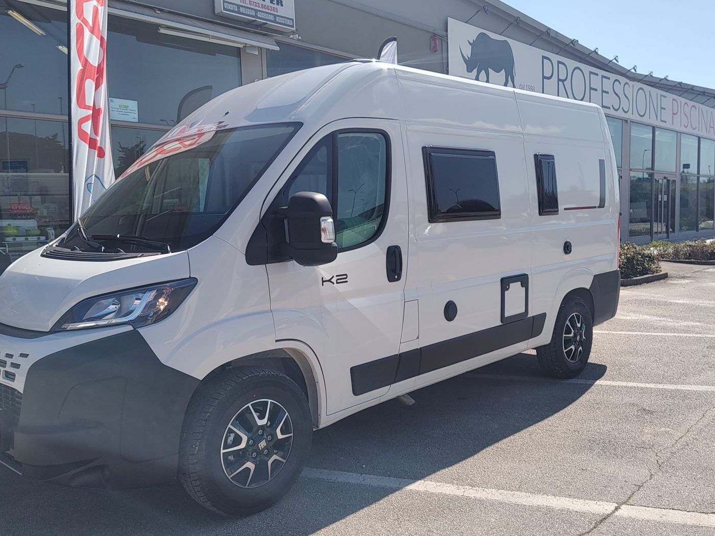 K2 di fronte al parcheggio di Ok Camper